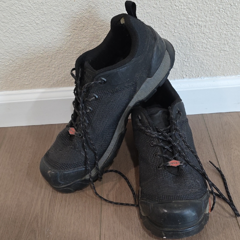 Men's Black Athletic Shoes